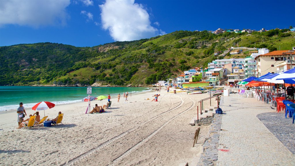 Playa Prainha que incluye una playa de arena, vista general a la costa y una ciudad costera