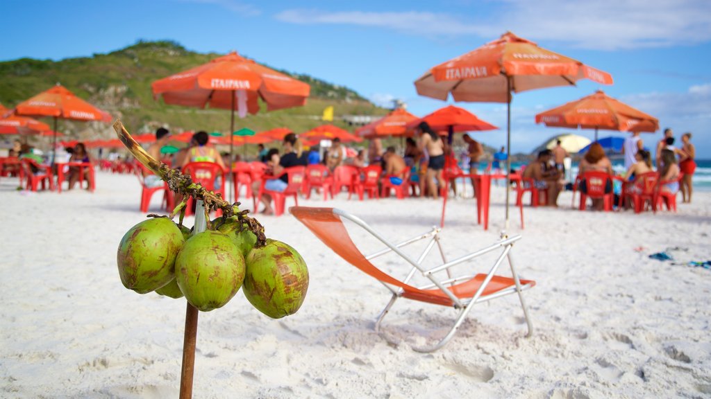 Arraial do Cabo ofreciendo una playa, comida y vista general a la costa