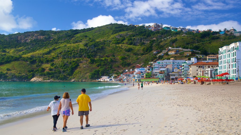 Playa Prainha ofreciendo vistas generales de la costa, una playa y una ciudad costera