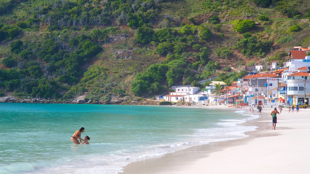 Praia da Prainha inclusief algemene kustgezichten, een kuststadje en zwemmen