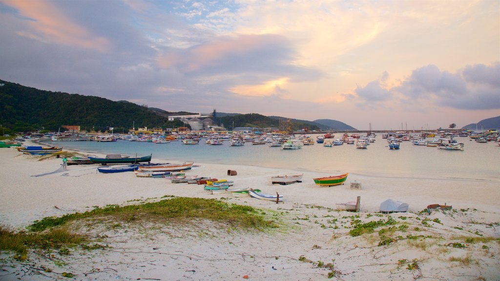 Puerto de Forno ofreciendo vistas generales de la costa, una playa de arena y una puesta de sol