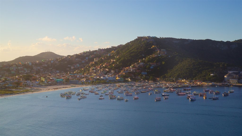 Mirante do Pontal do Atalaia caracterizando um pôr do sol, uma cidade litorânea e uma baía ou porto