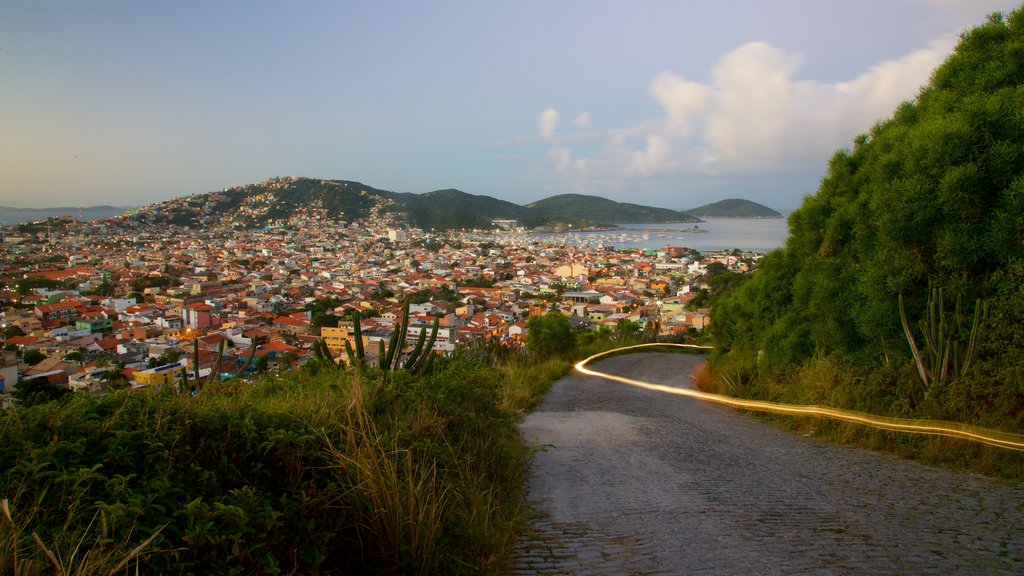 Mirador de Atalaia ofreciendo vistas generales de la costa, una puesta de sol y una ciudad costera