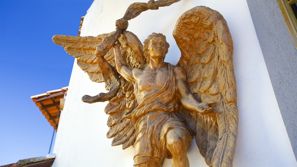 Chapelle de notre dame de Desatanudos montrant une statue ou une sculpture et scènes religieuses