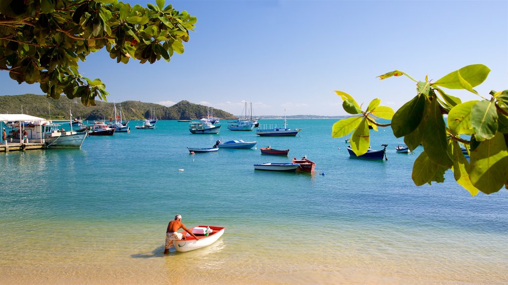 Playa Armacao ofreciendo vistas generales de la costa, paseos en lancha y una bahía o puerto