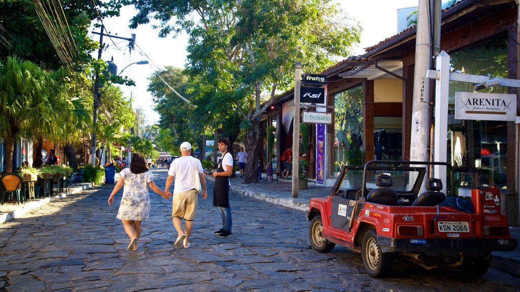 Rua das Pedras que inclui cenas de rua e uma cidade pequena ou vila assim como um casal