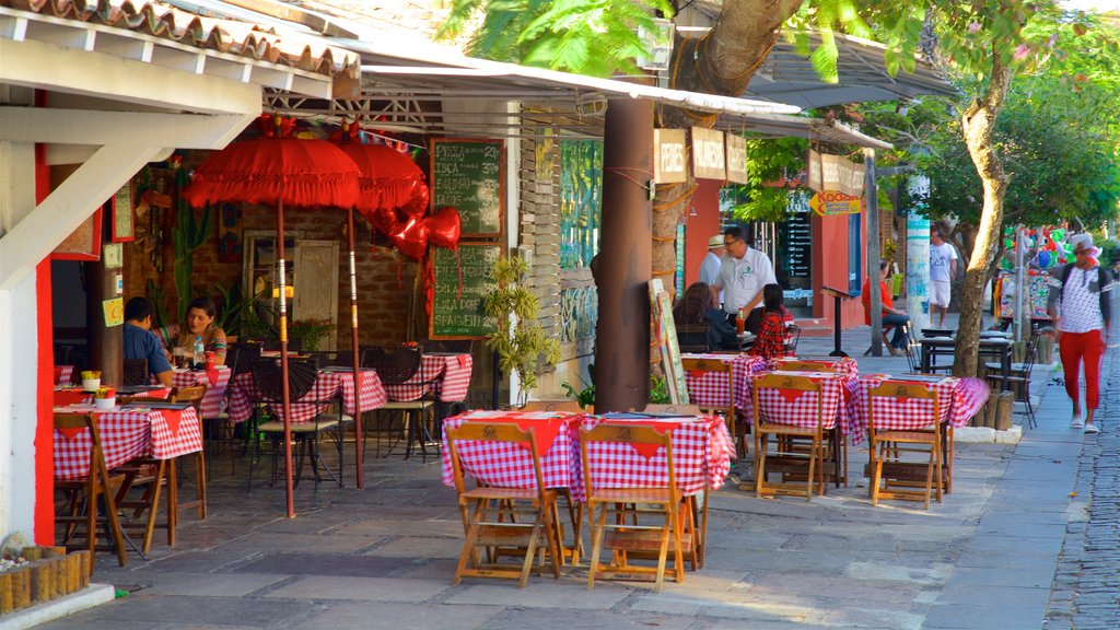 Rua das Pedras ofreciendo una pequeña ciudad o pueblo y comer al aire libre