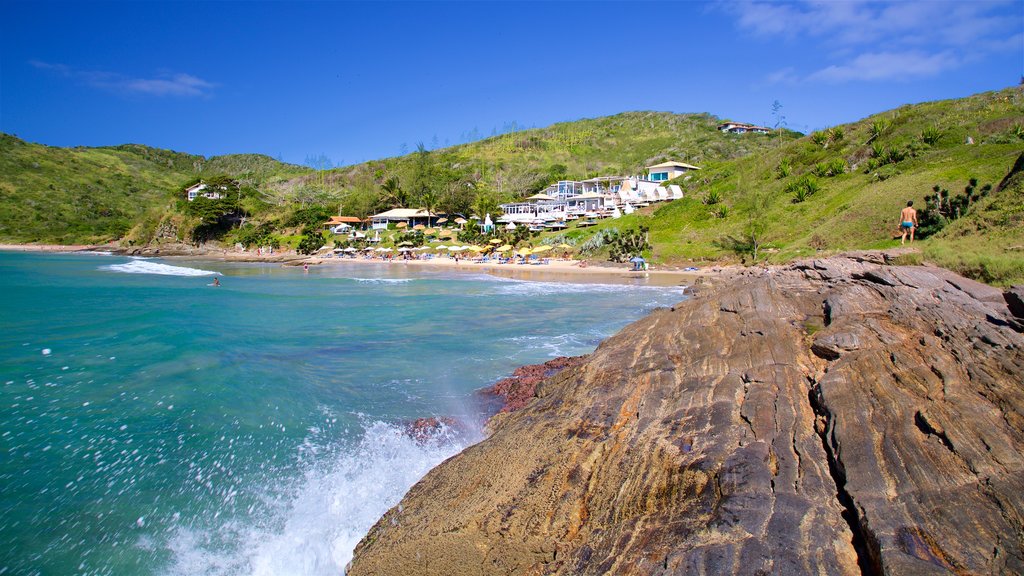 Playa Brava ofreciendo vistas generales de la costa, costa escarpada y una playa de arena