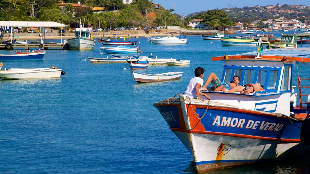 Playa Armacao que incluye una bahía o un puerto y también un pequeño grupo de personas