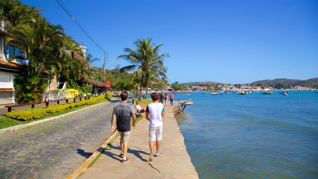 Praia da Armação que inclui paisagens litorâneas assim como um casal