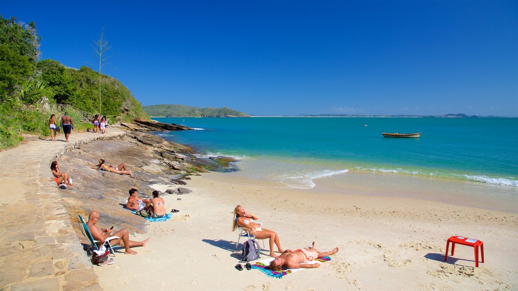 Playa Azeda ofreciendo vistas generales de la costa y una playa de arena y también un pequeño grupo de personas