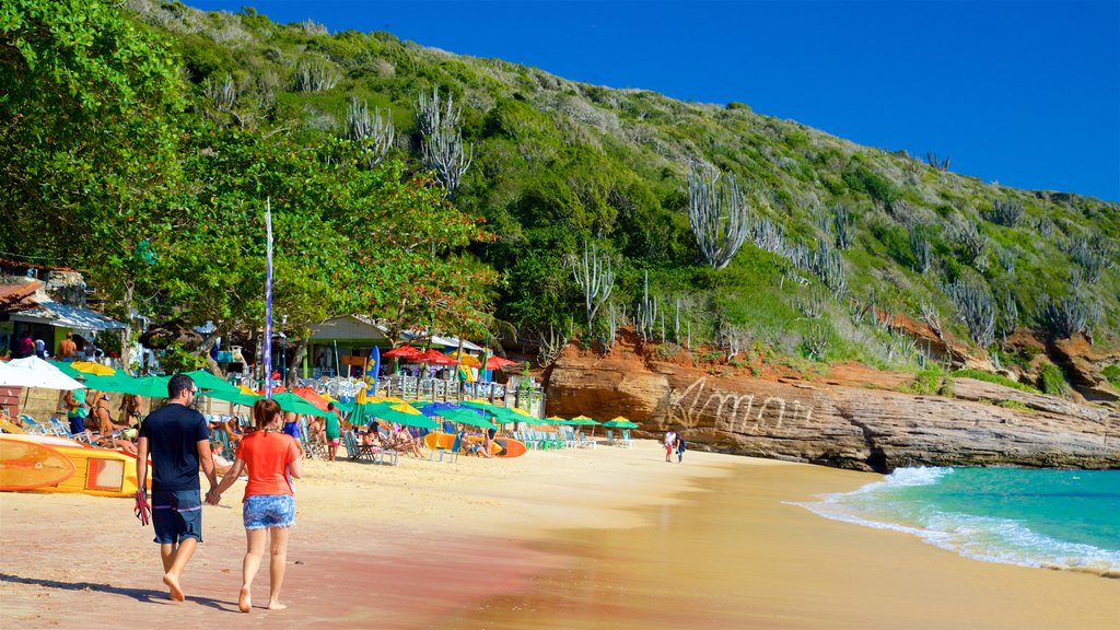 Plage de João Fernandes mettant en vedette une plage et paysages côtiers aussi bien que un couple