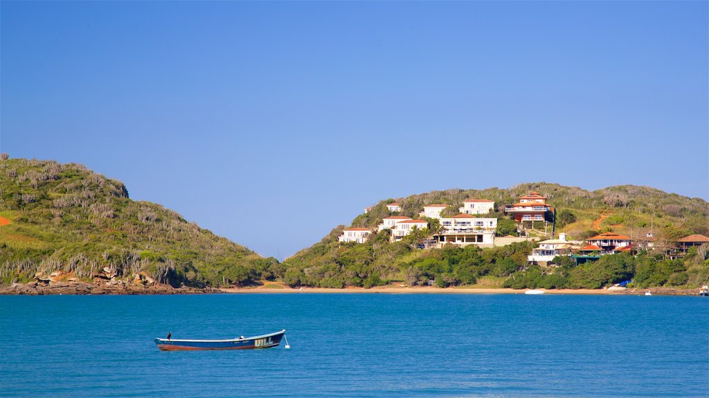 Ferradura Beach which includes a coastal town and general coastal views