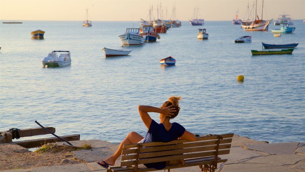 Orla Bardot que incluye una bahía o puerto y vistas generales de la costa y también una mujer