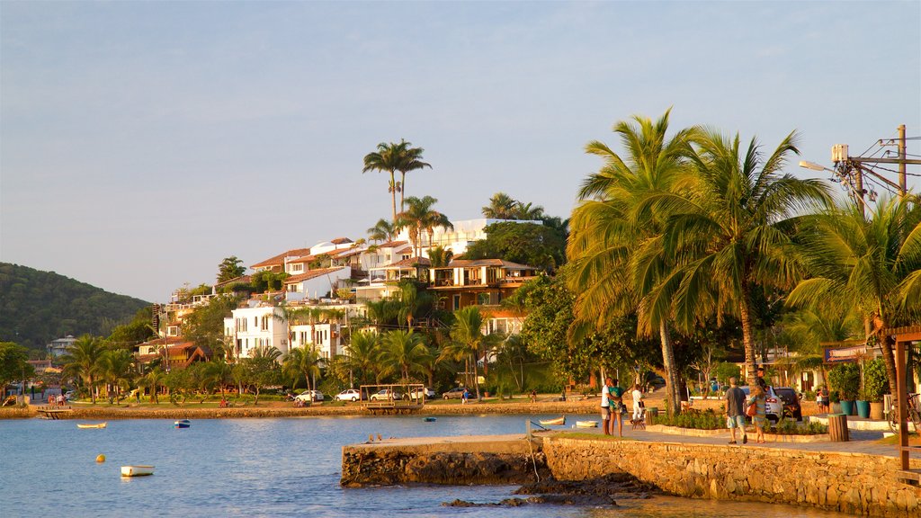 Orla Bardot que incluye vista general a la costa, una ciudad costera y un atardecer