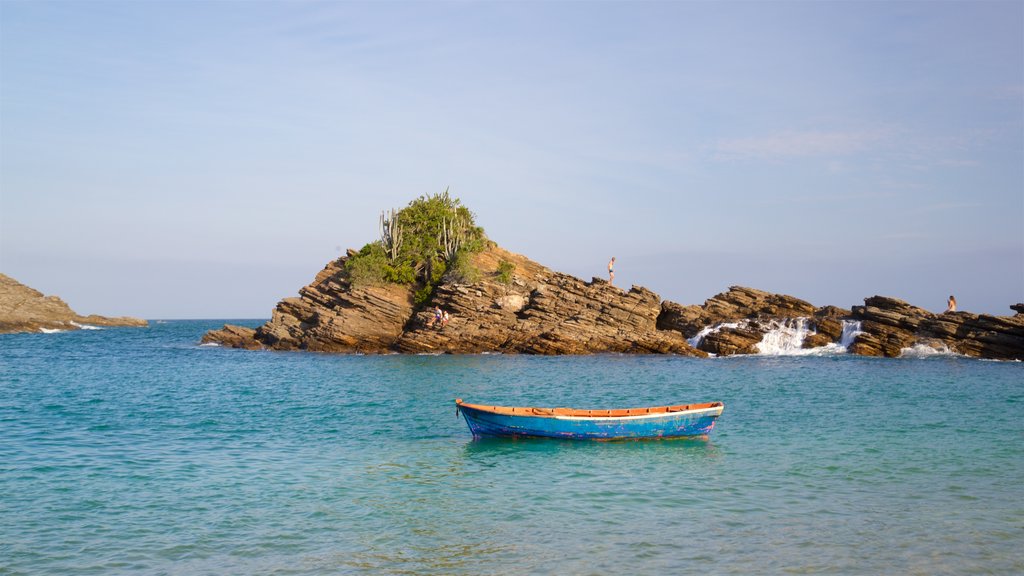 Praia da Ferradurinha que inclui litoral rochoso e paisagens litorâneas