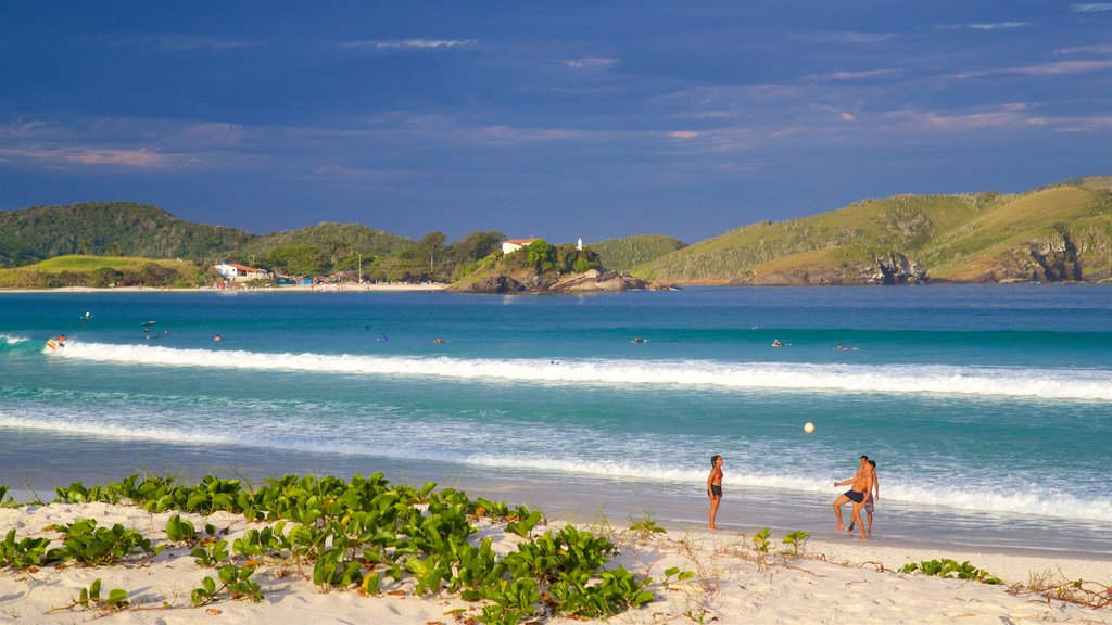 Playa Forte que incluye una playa y vista general a la costa y también un pequeño grupo de personas