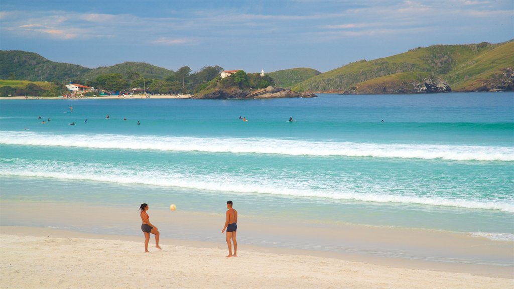 Playa Forte que incluye una playa de arena y vista general a la costa y también una pareja