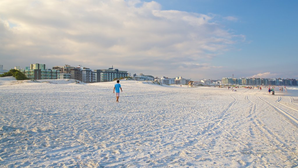 Praia das Dunas que inclui paisagens litorâneas, uma praia e uma cidade litorânea