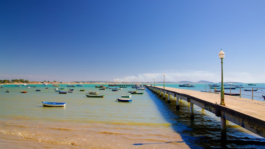 Playa de Manguinhos ofreciendo vistas generales de la costa, una bahía o puerto y una playa de arena