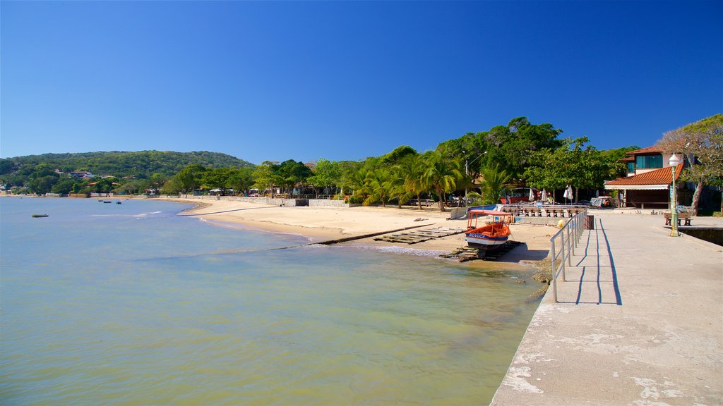 Strand van Manguinhos toont een strand, algemene kustgezichten en een kuststadje