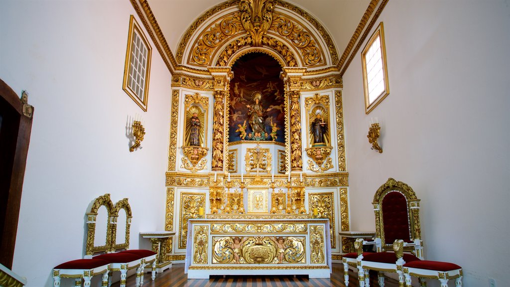 Paróquia Nossa Senhora da Assunção de Cabo Frio caracterizando vistas internas, elementos de patrimônio e uma igreja ou catedral