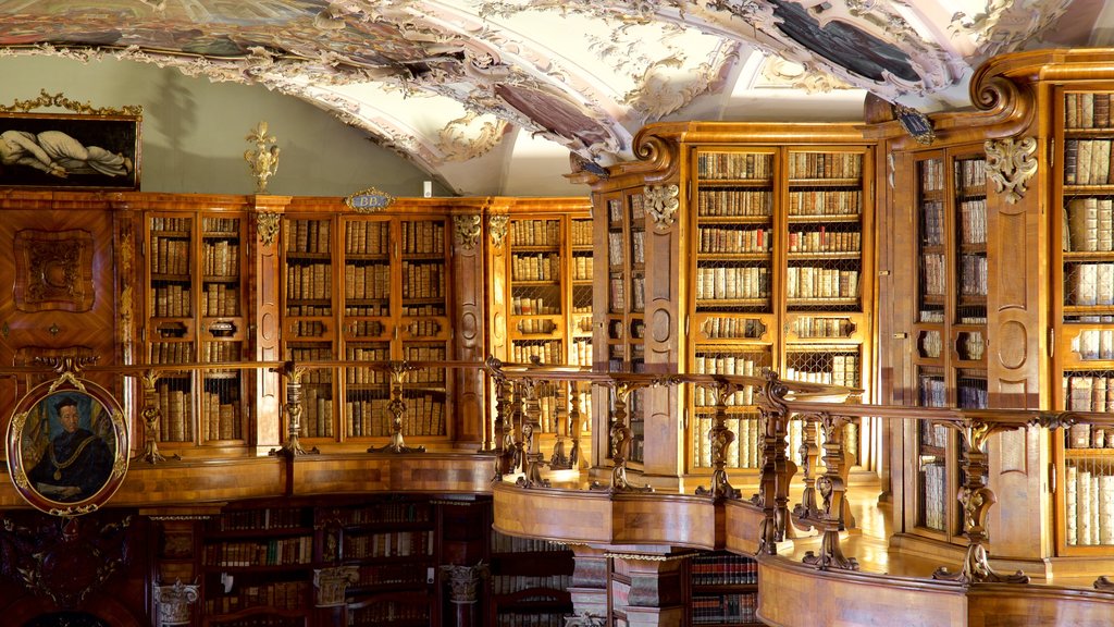 Biblioteca de la Abadía de Saint Gall mostrando elementos patrimoniales y vista interna