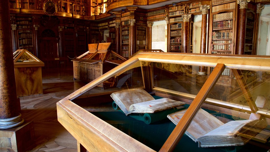 Biblioteca de la Abadía de Saint Gall ofreciendo vistas interiores y elementos del patrimonio