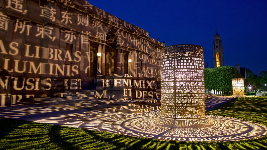 Memorial Art Gallery mostrando escenas de noche y jardín