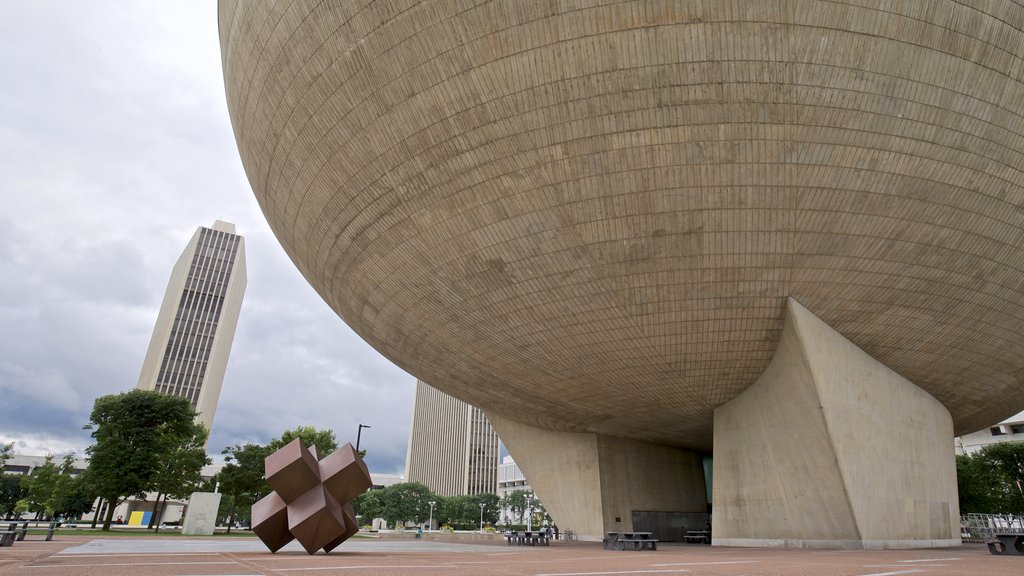 The Egg que incluye un rascacielos, arquitectura moderna y arte al aire libre