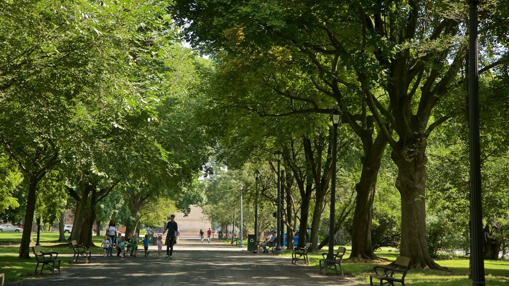 Washington Park som omfatter en have såvel som en familie