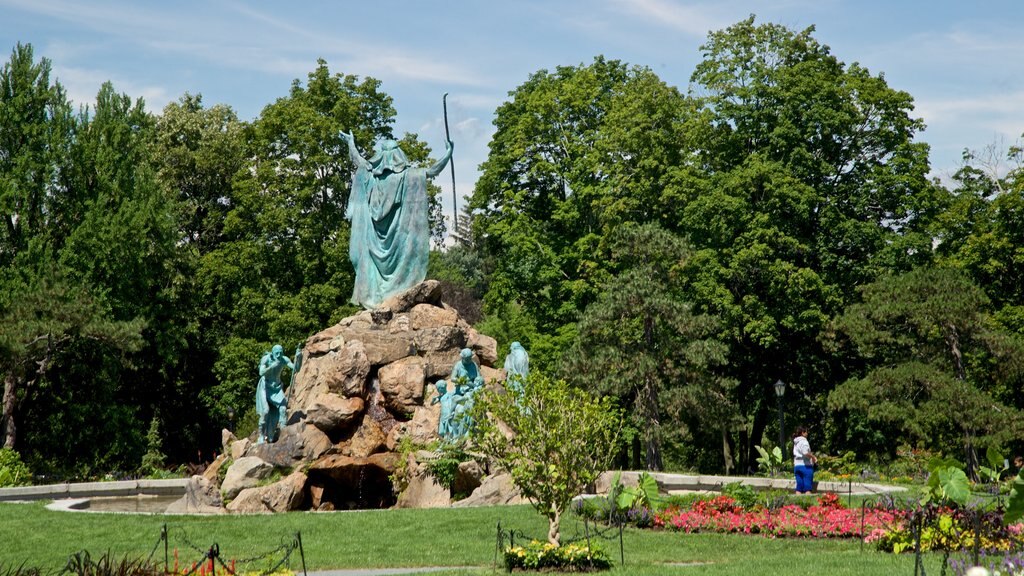 Washington Park som omfatter en have og en statue eller en skulptur