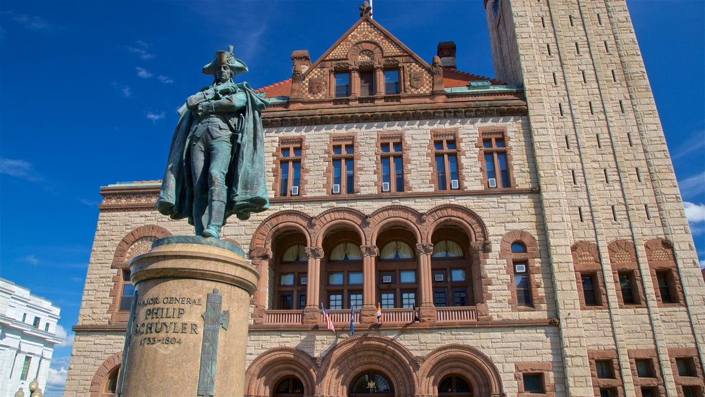 Albany City Hall qui includes patrimoine architectural et statue ou sculpture