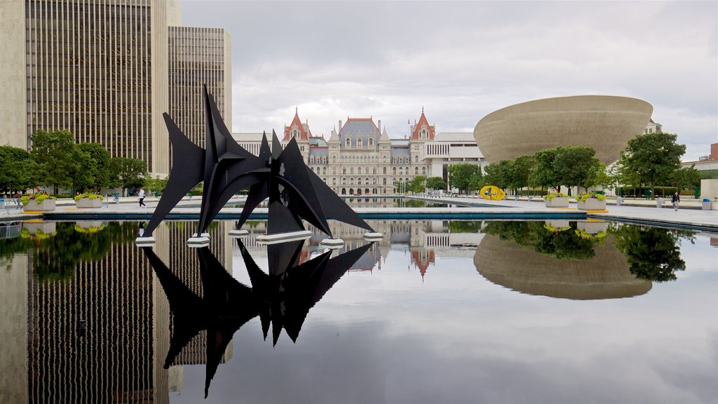 Governor Nelson A. Rockefeller Empire State Plaza som visar utomhuskonst, modern arkitektur och en damm