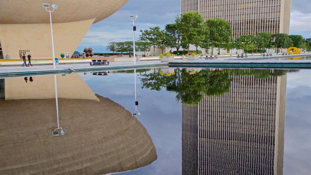 Governor Nelson A. Rockefeller Empire State Plaza mostrando un estanque