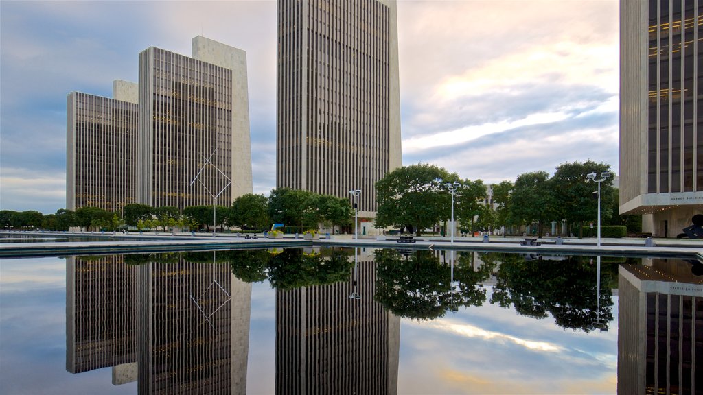 Governor Nelson A. Rockefeller Empire State Plaza presenterar en damm, ett höghus och en stad