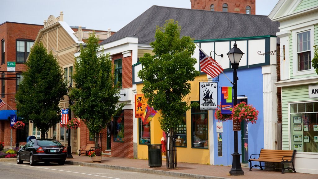 Kennebunk que incluye una pequeña ciudad o pueblo