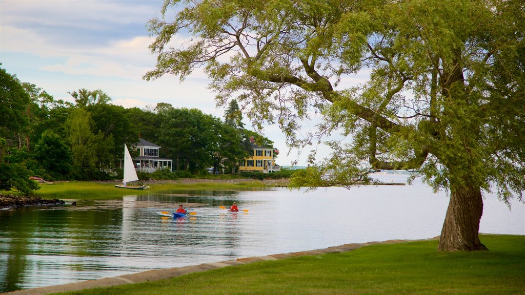 Cape Porpoise mostrando kayak o canoa y un río o arroyo y también una pareja