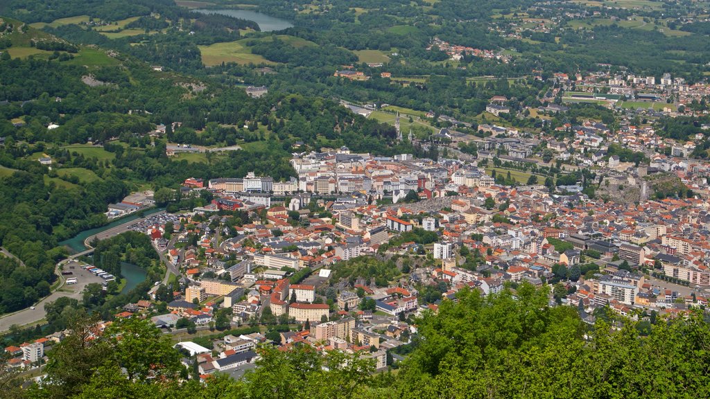 Funicular Pic du Jer que incluye una ciudad y vista panorámica