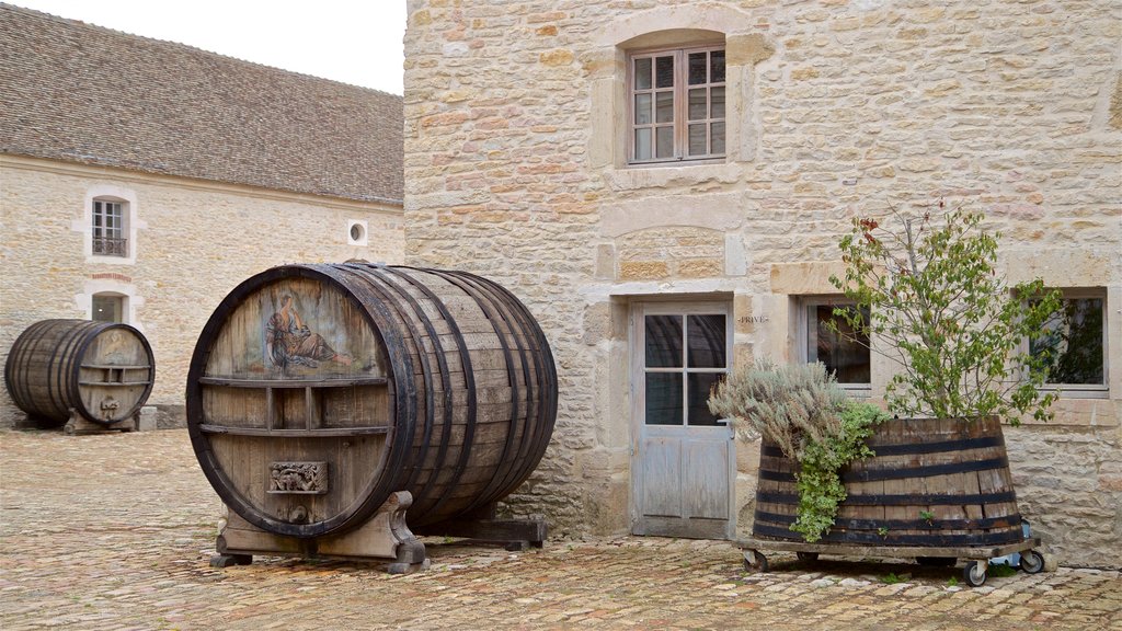 Château de Pommard mostrando oggetti d\'epoca