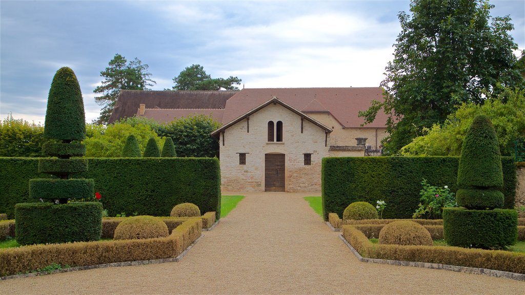 Château de Pommard mostrando giardino e casa