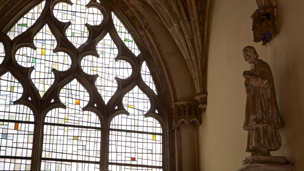 Catedral de Chalon mostrando elementos patrimoniales, vista interna y una estatua o escultura