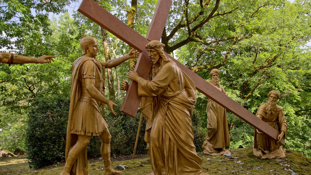 Chemin de Croix toont religieuze elementen en een standbeeld of beeldhouwwerk