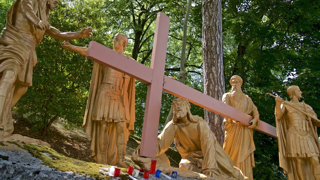 Chemin de Croix que inclui uma estátua ou escultura e elementos religiosos