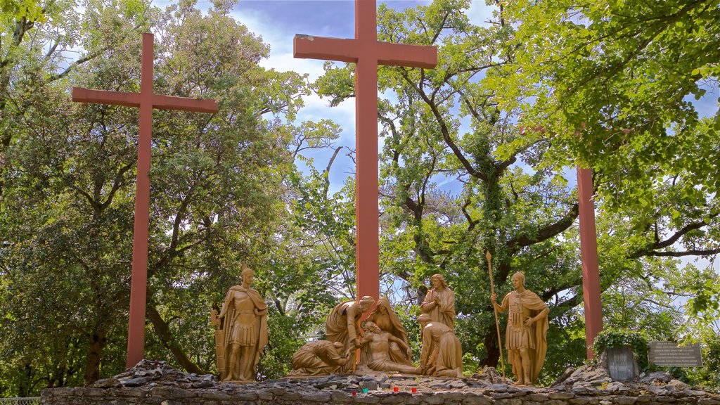 Chemin de Croix que inclui uma estátua ou escultura e elementos religiosos