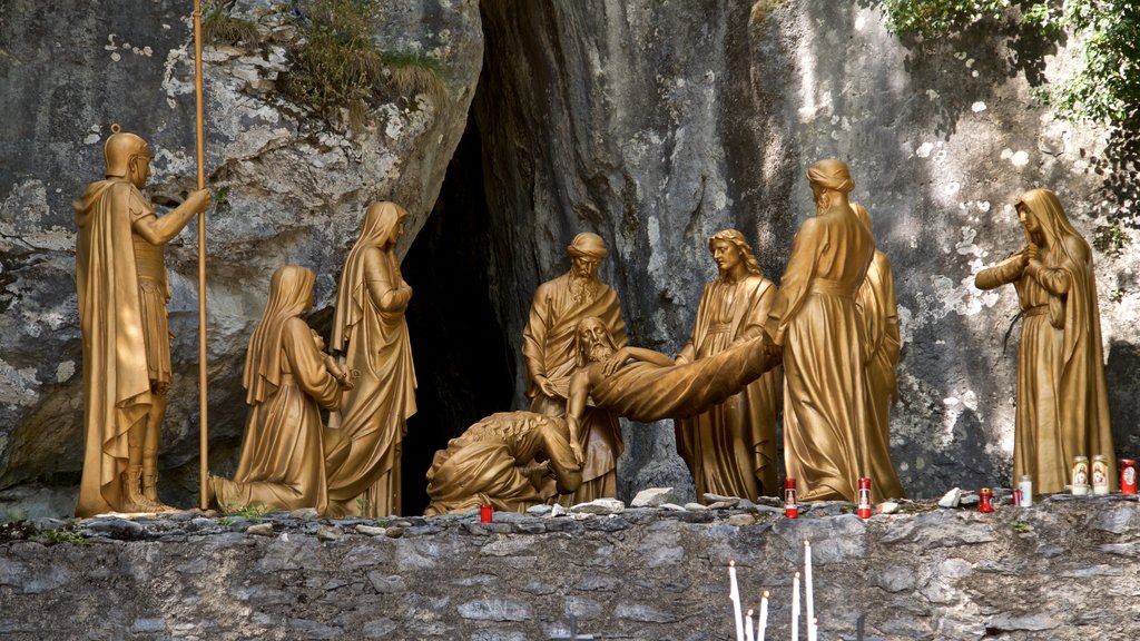 Chemin de Croix mostrando elementos religiosos y una estatua o escultura