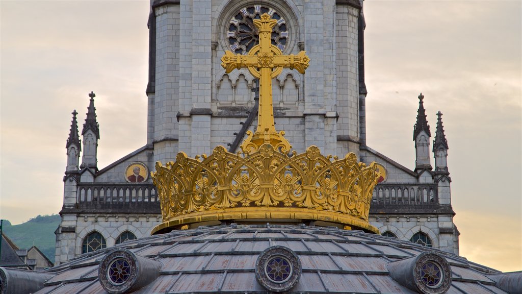 Notre-Dame de l’Immaculee-Conception caracterizando elementos de patrimônio, aspectos religiosos e um pôr do sol