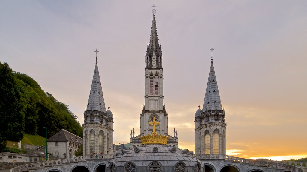 Basiliek van de Onbevlekte Ontvangenis toont religieuze elementen, een zonsondergang en een kerk of kathedraal