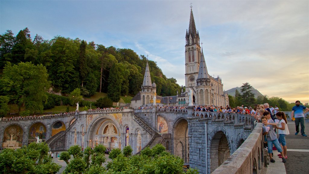 Notre-Dame de l\'Immaculee-Conception som omfatter en kirke eller en katedral, en solnedgang og historiske bygningsværker