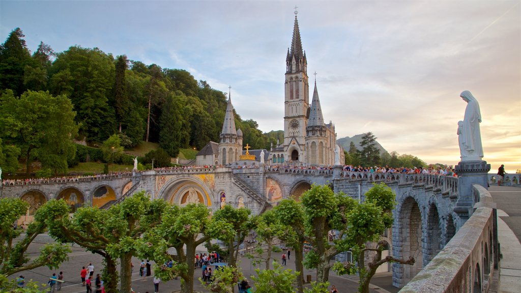 Notre-Dame de l’Immaculee-Conception mostrando um pôr do sol, arquitetura de patrimônio e uma igreja ou catedral